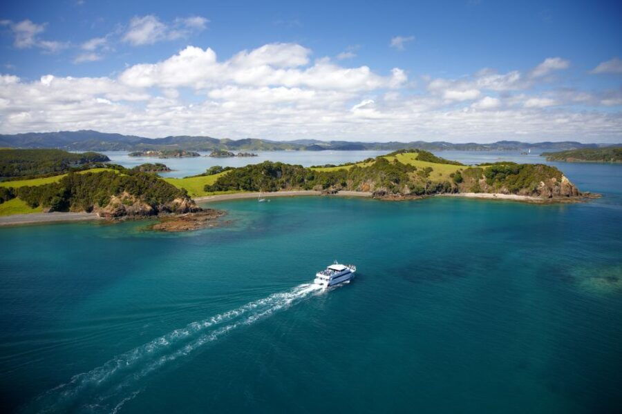 Paihia/Russell: Hole in the Rock and Bay of Islands Cruise