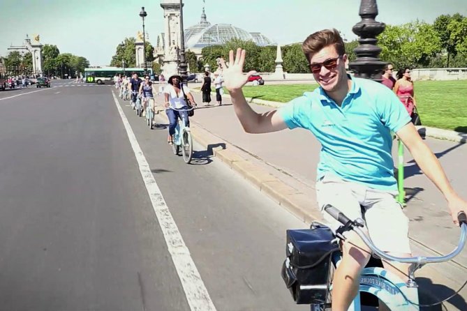 Paris Highlights Bike Tour With Eiffel Tower, Louvre and Notre-Dame