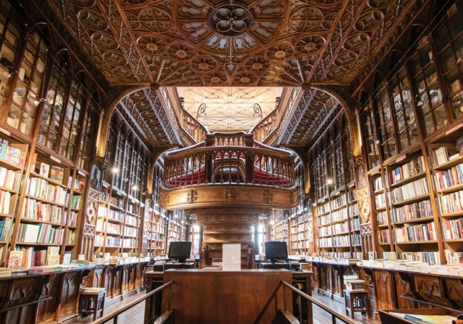 Porto: Scavenger Hunt and City Highlights Walking Tour