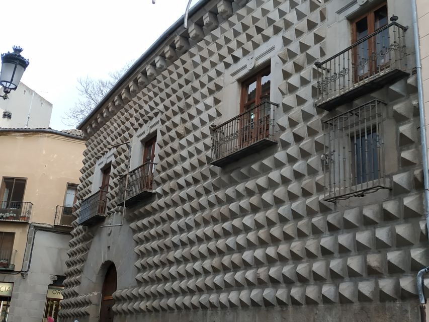 Segovia: Recorrido a Pie Guiado Con Entrada a La Catedral Y Al Alcázar. - Good To Know