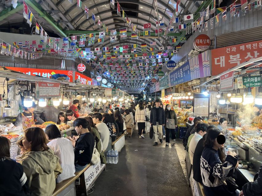 Seoul: [Evening Tour] Street Food & Fortress Walk
