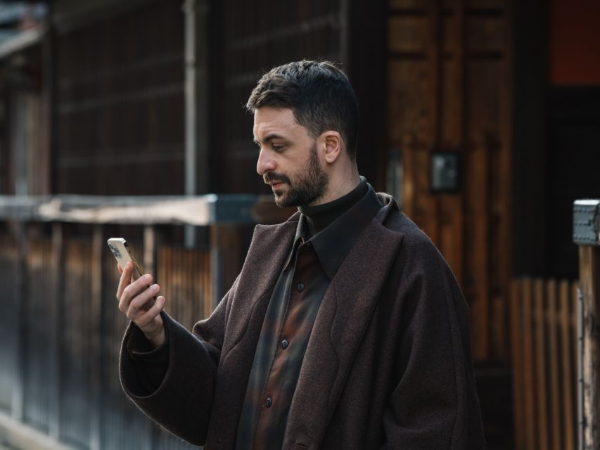 Tokyo: Shinjuku Mobile WiFi Pick-up - Stay Connected With 4G LTE Wifi