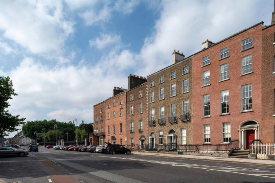Tour of Georgian Squares and Colorful Doors - Good To Know