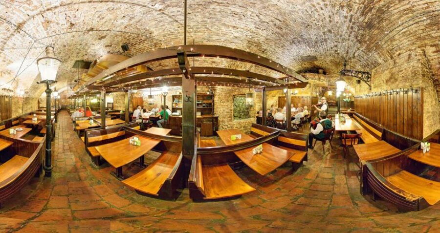 Vienna: Traditional Vienna Tasting Dinner With Folk Music - Good To Know
