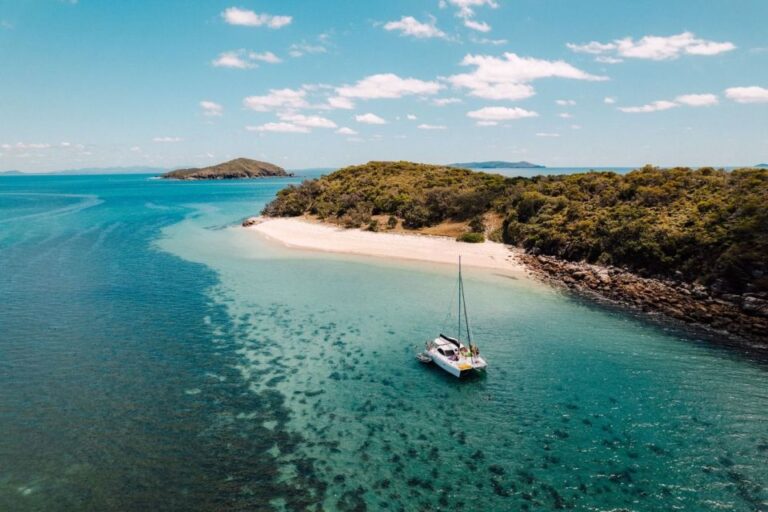 Yeppoon: Keppel Islands Luxury Sail and Snorkel Day Tour